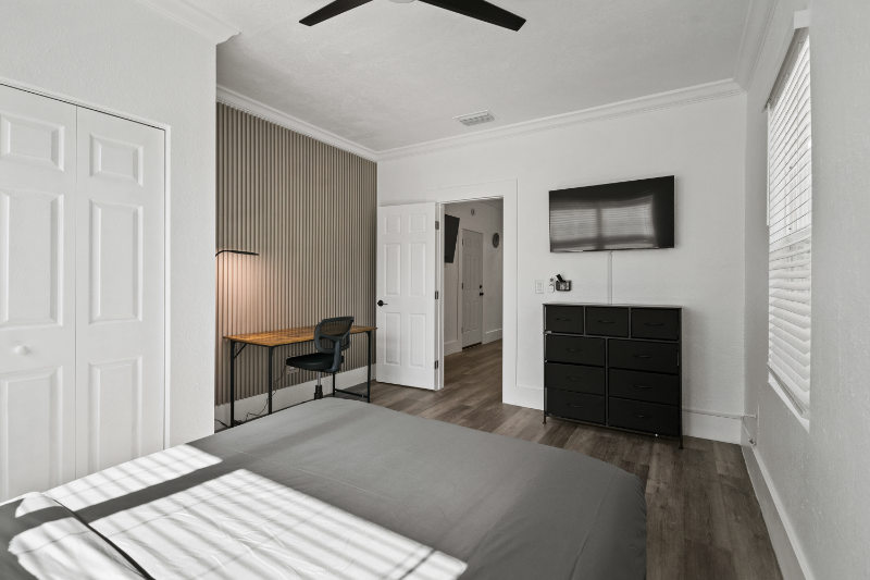 806 E Chelsea St #3 - Photo 2 of 19