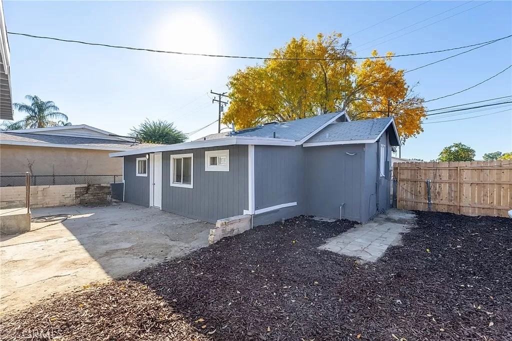 621 South Mistletoe Avenue - Photo 5 of 10