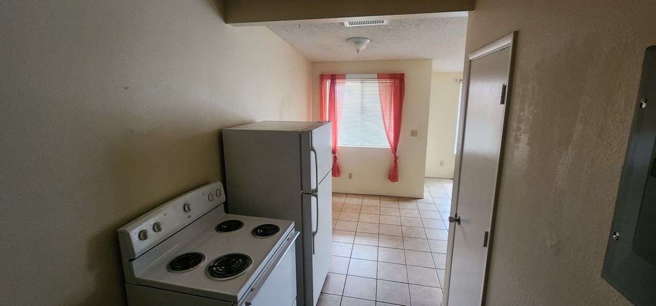 2304 N Forgeus Ave - Photo 5 of 19