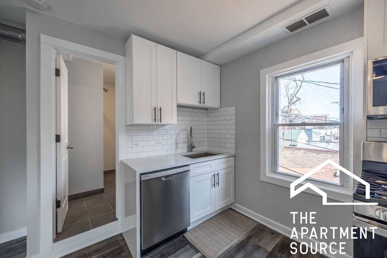 2206 W Erie St #2R - Photo 2 of 20