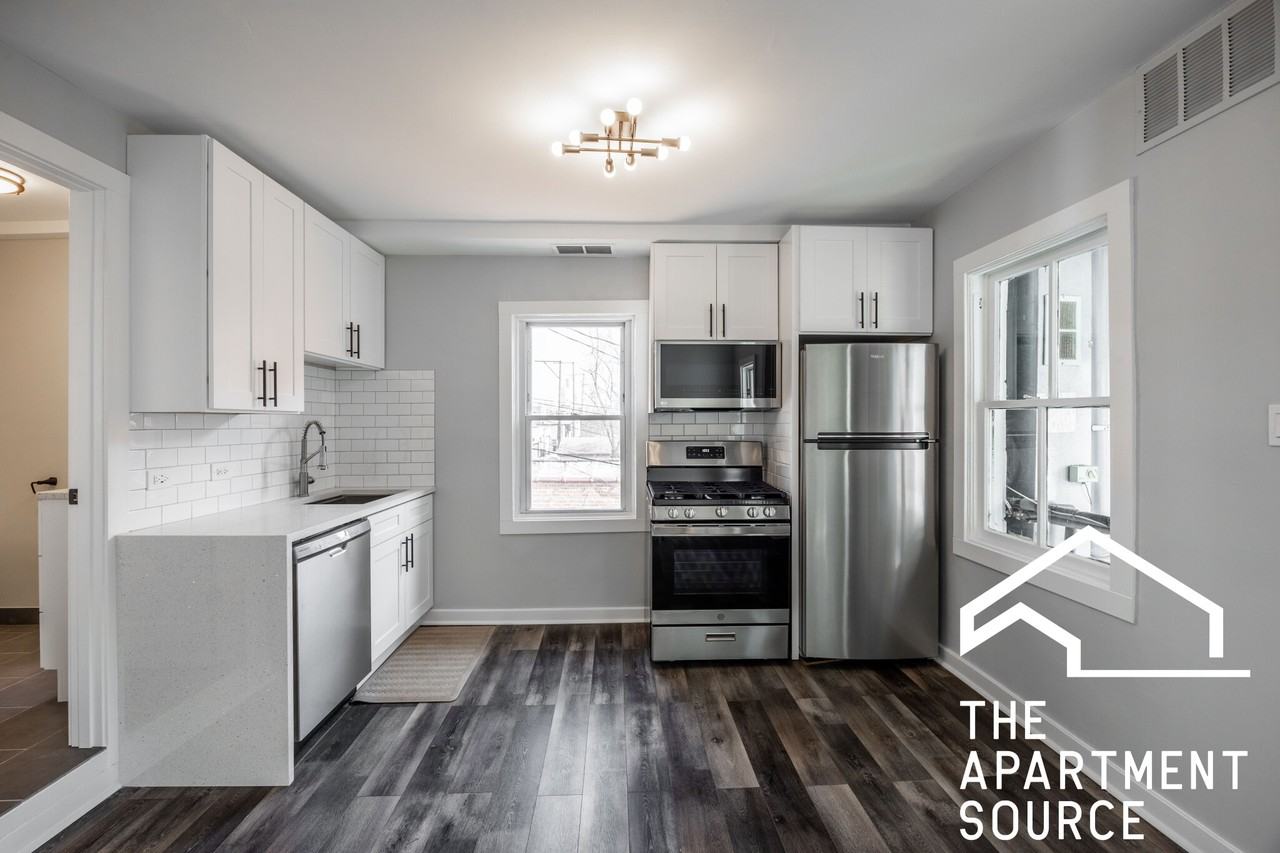 2206 W Erie St #2R - Photo 3 of 20