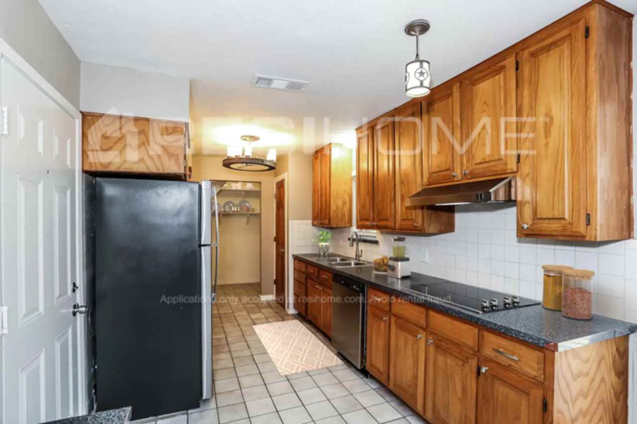 1113 Cozby St E - Photo 2 of 17