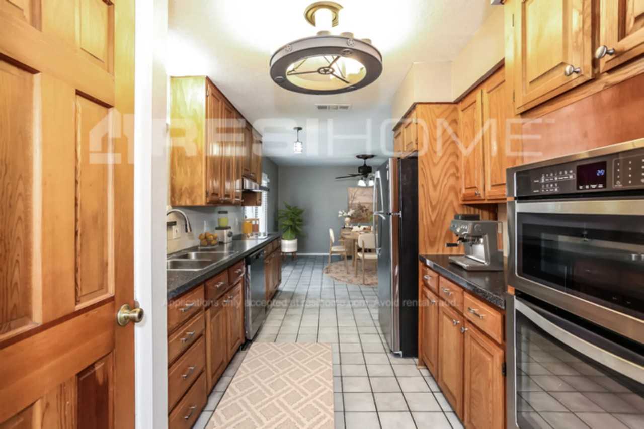 1113 Cozby St E - Photo 3 of 17