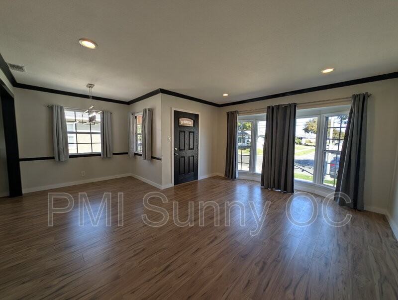 4973 Dunrobin Ave - Photo 2 of 19