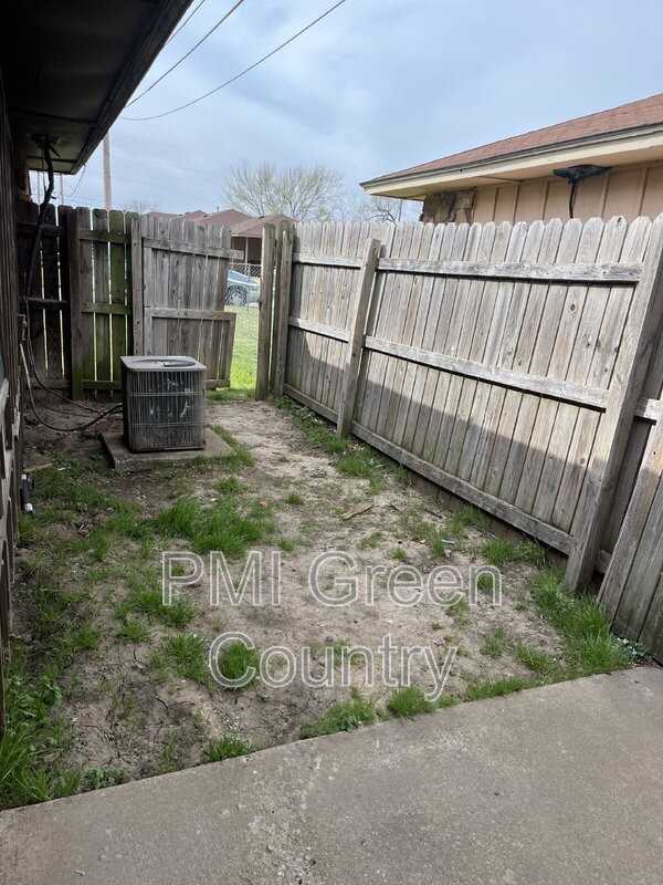 12427 E 11th Ct - Photo 7 of 17