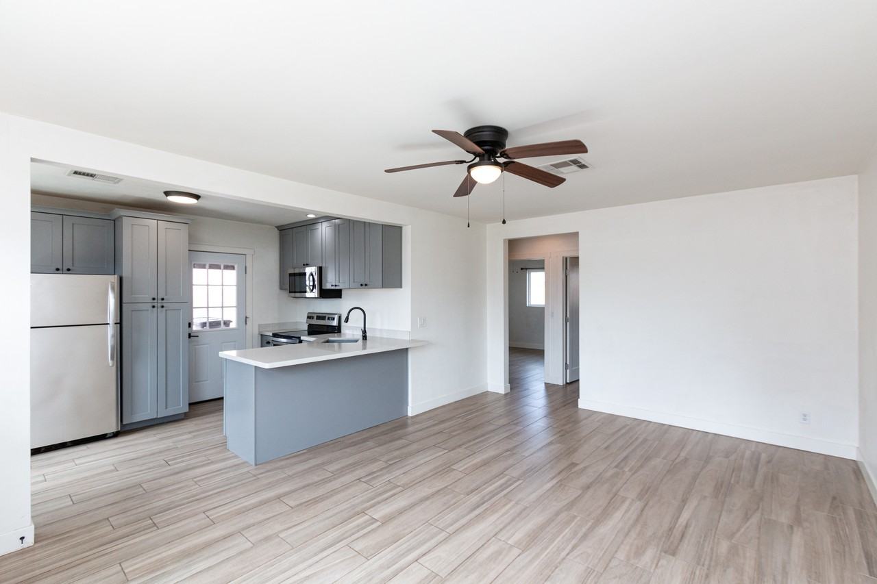 114 E Elliot Rd - Photo 3 of 22
