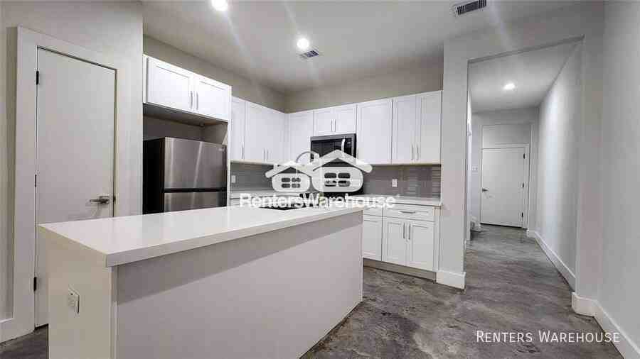 703 E Phillips St - Photo 2 of 17