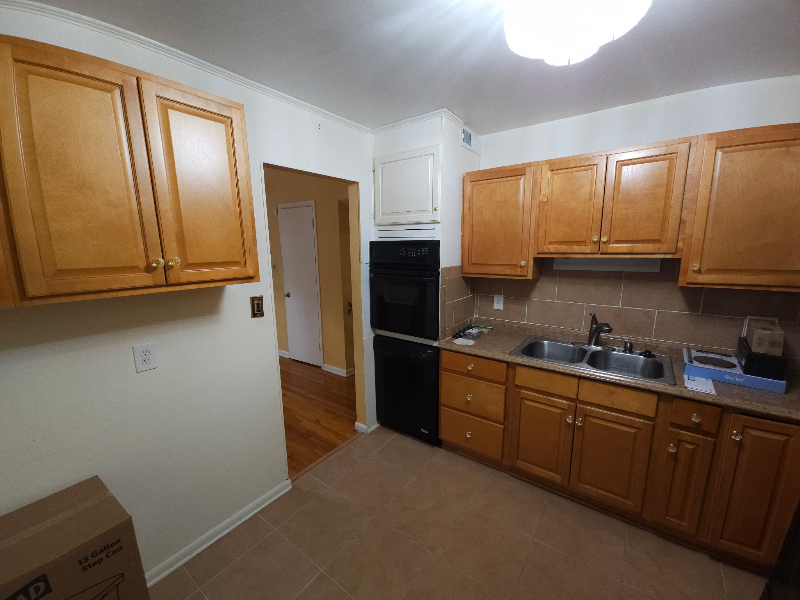 1612 Kingsway Rd - Photo 3 of 10