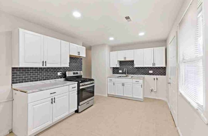 583 Andover St - Photo 3 of 10