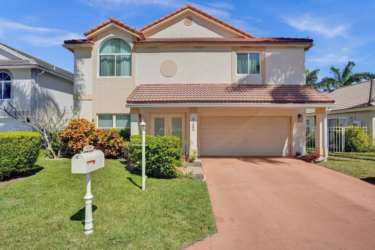 21290 Millbrook Ct - Photo 3 of 50