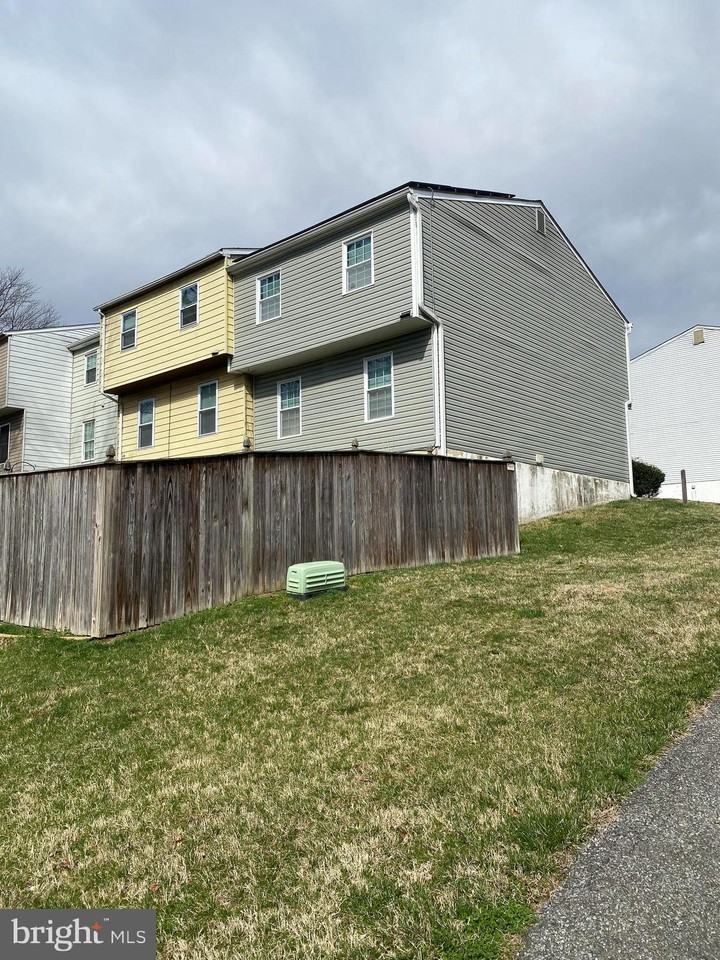 9035 Continental Pl - Photo 3 of 5