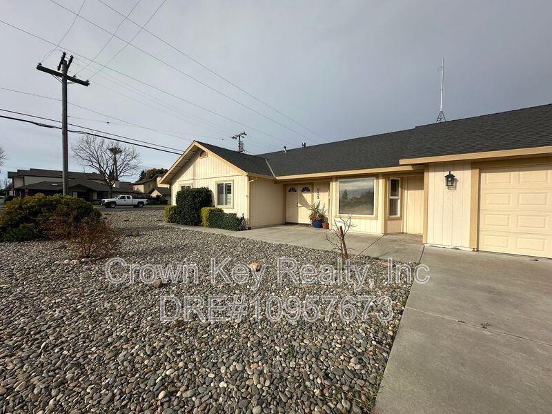 911 N Manley Rd - Photo 2 of 28