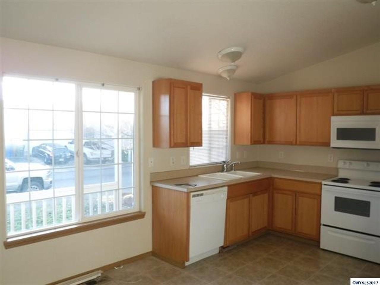 944 Hawaii St Se - Photo 2 of 11