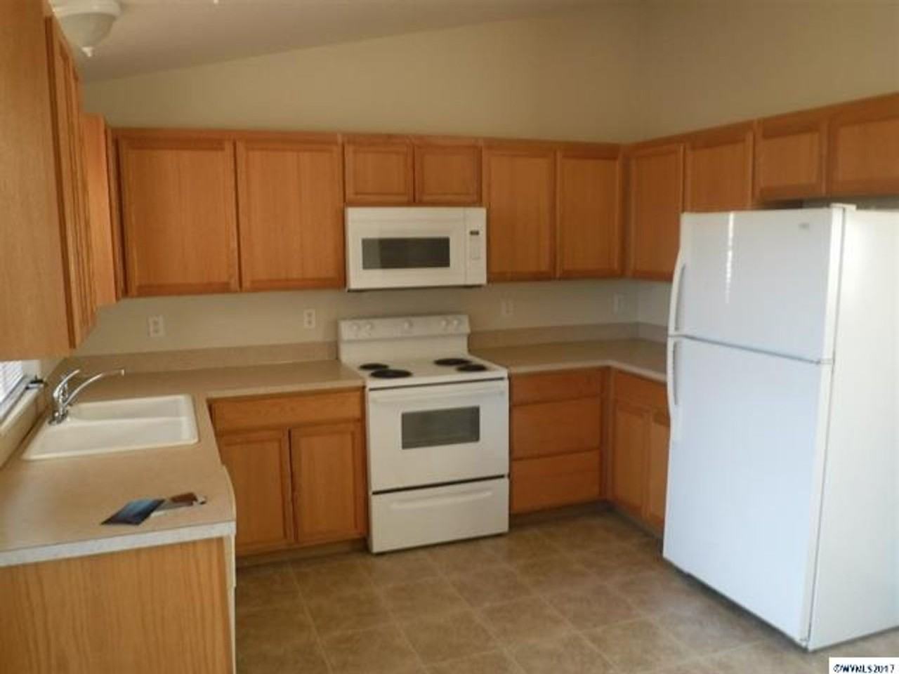 944 Hawaii St Se - Photo 3 of 11