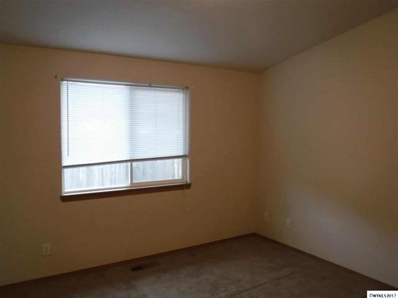 944 Hawaii St Se - Photo 4 of 11