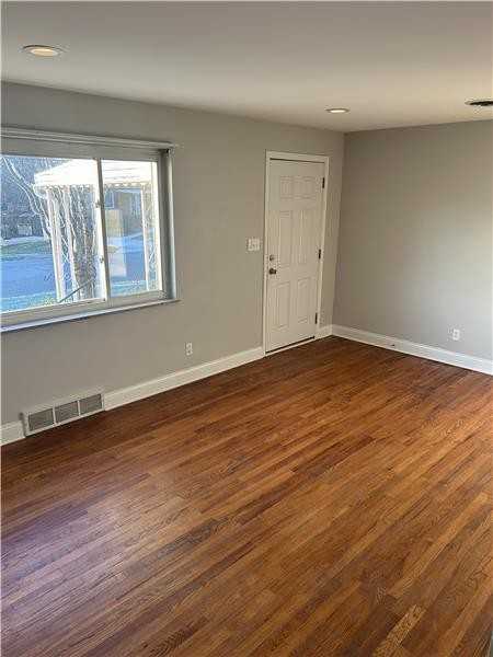 212 Center St - Photo 2 of 24