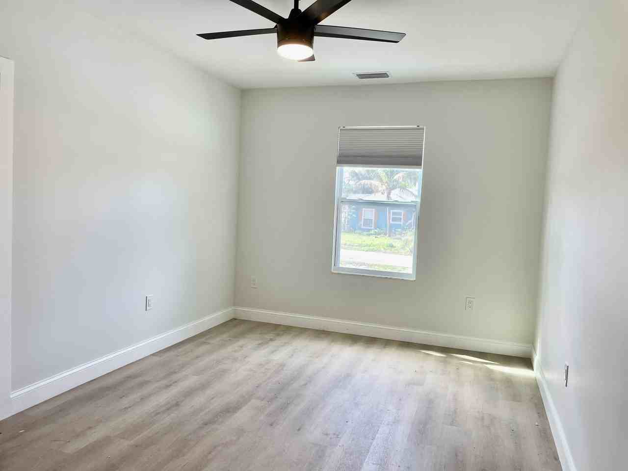 1009 Pinebrook Dr #B - Photo 3 of 9