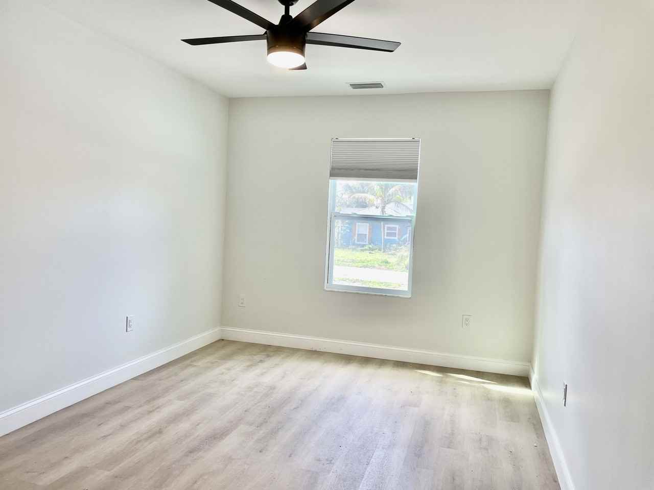 1009 Pinebrook Dr #B - Photo 4 of 9