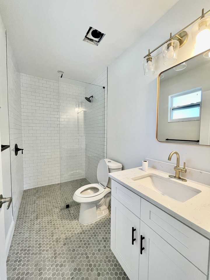 1009 Pinebrook Dr #B - Photo 5 of 9