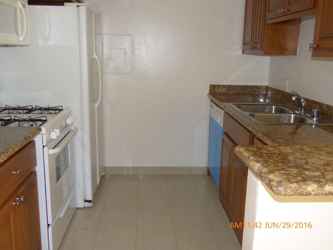 424 Veteran Ave - Photo 5 of 11