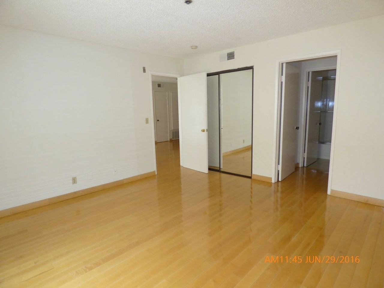 424 Veteran Ave - Photo 6 of 11