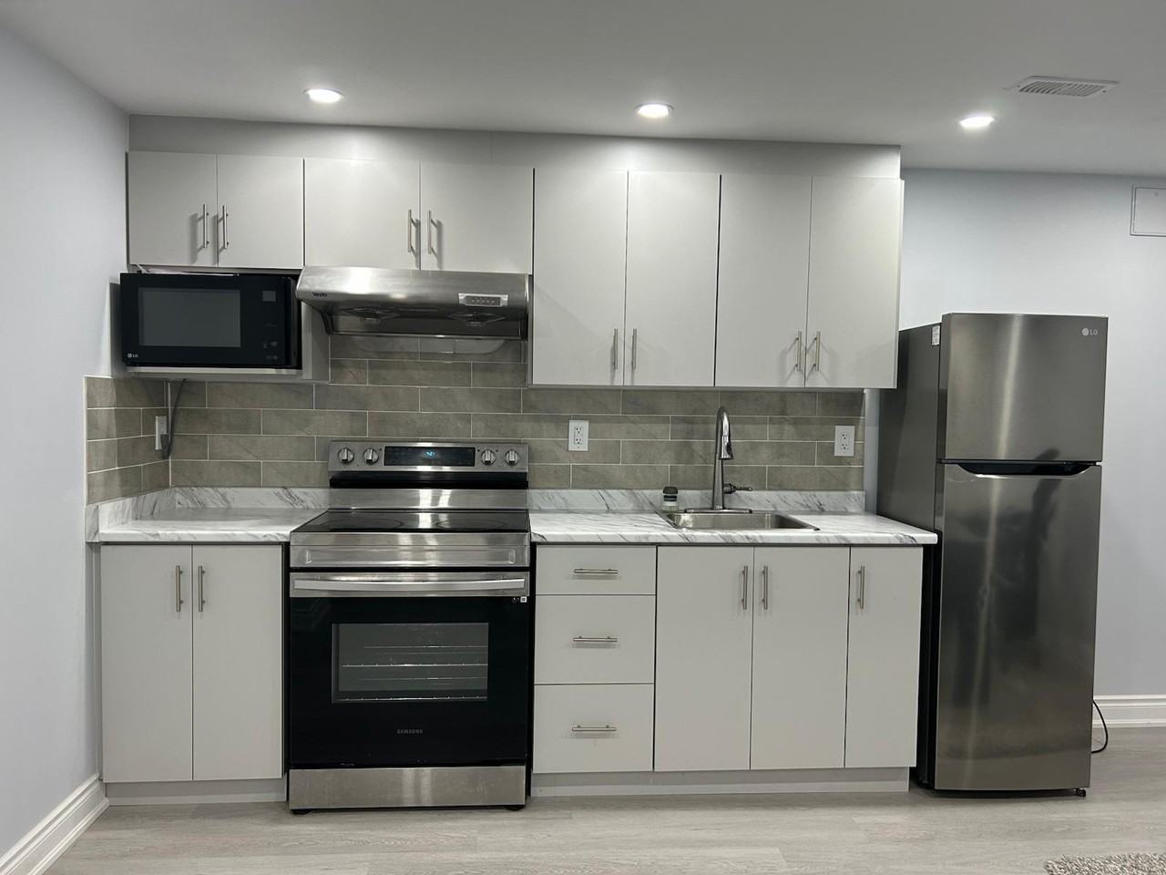 1330 Whitelaw Ave - Photo 2 of 8