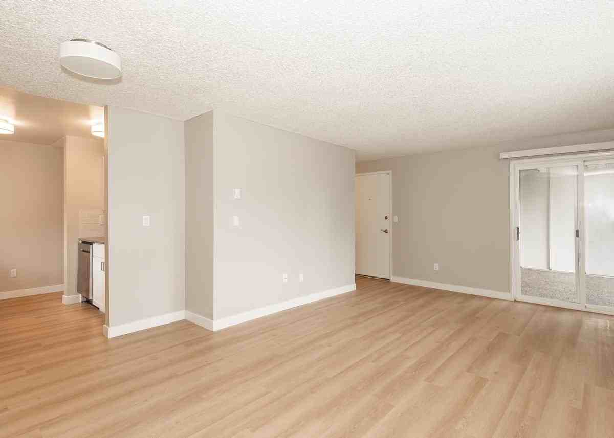 4601 E 18th St - Photo 5 of 45