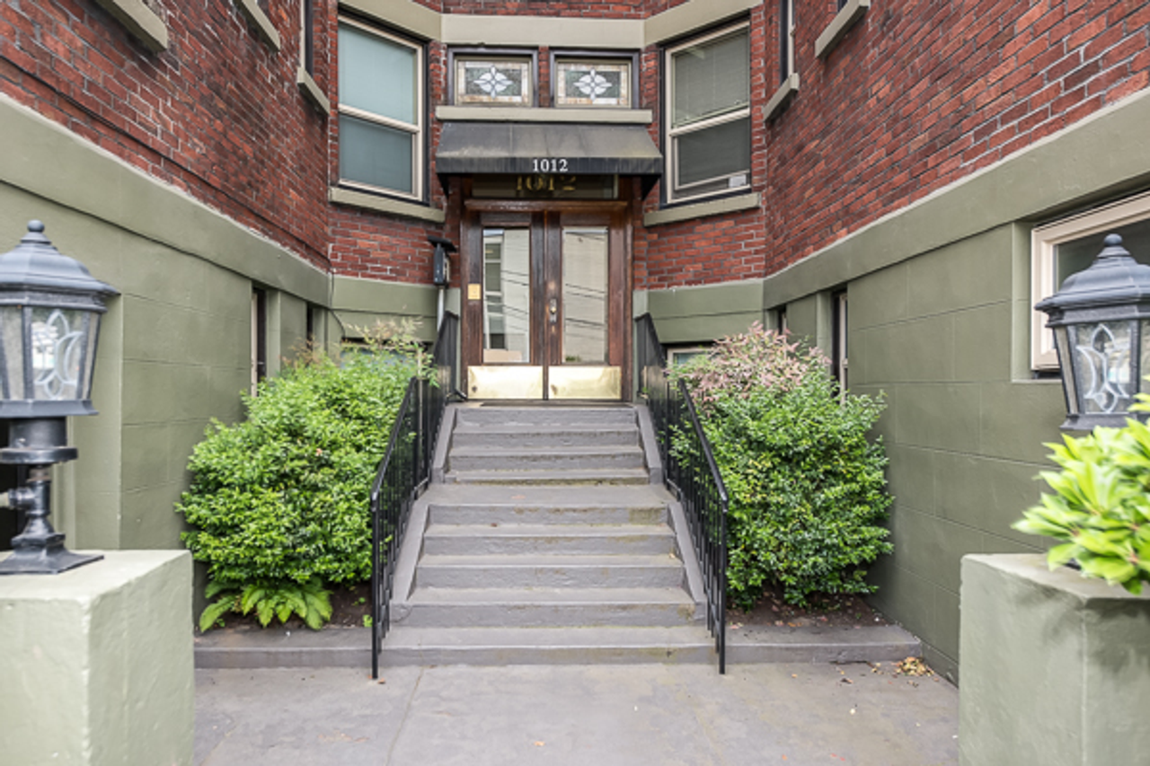 South Slope Queen Anne living at the Classic Brick Montanita Apartments with hardwoods, views and Intercom entry - Photo 2 of 40