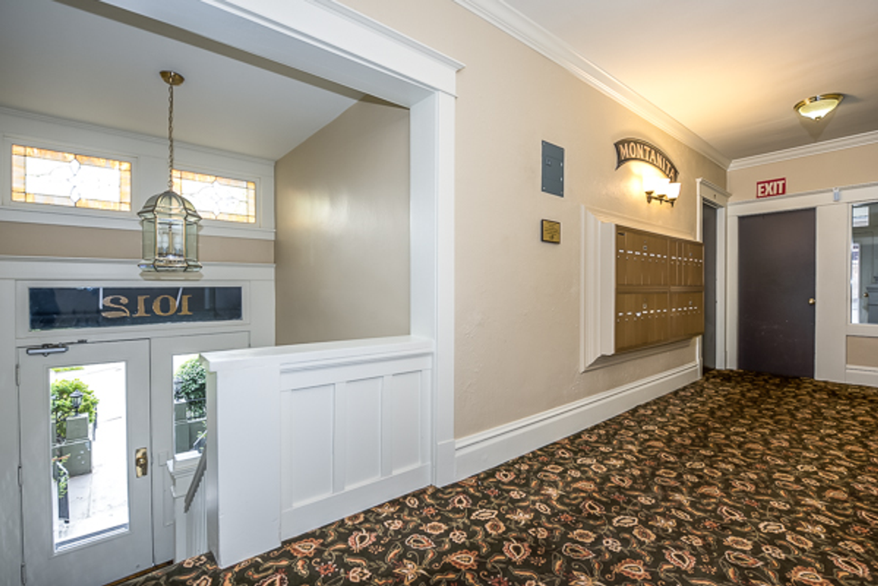 South Slope Queen Anne living at the Classic Brick Montanita Apartments with hardwoods, views and Intercom entry - Photo 3 of 40