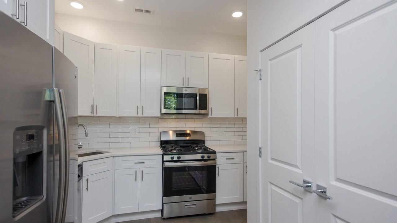 1008 W 18th St - Photo 2 of 11