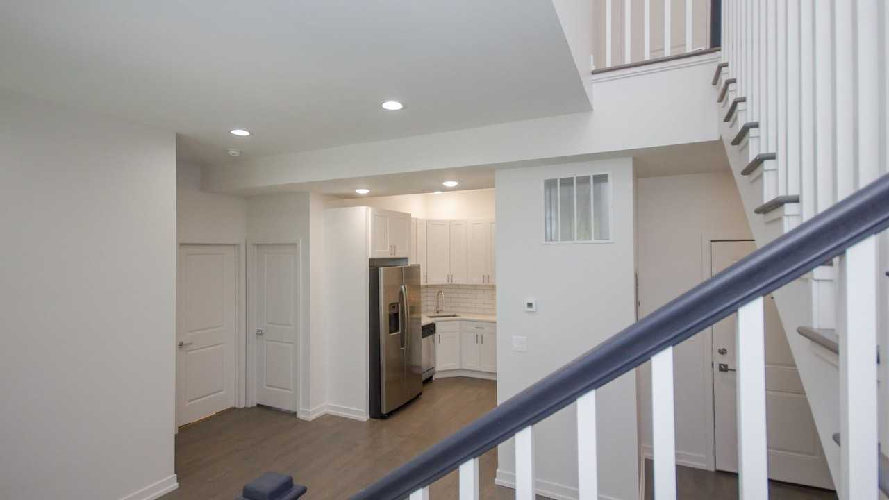 1008 W 18th St - Photo 3 of 11