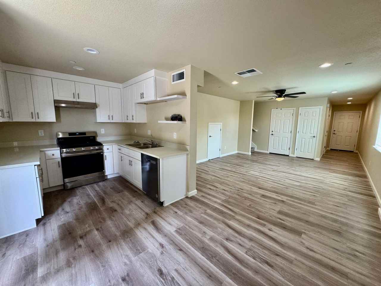 677 Illinois Ave #3 - Photo 6 of 19