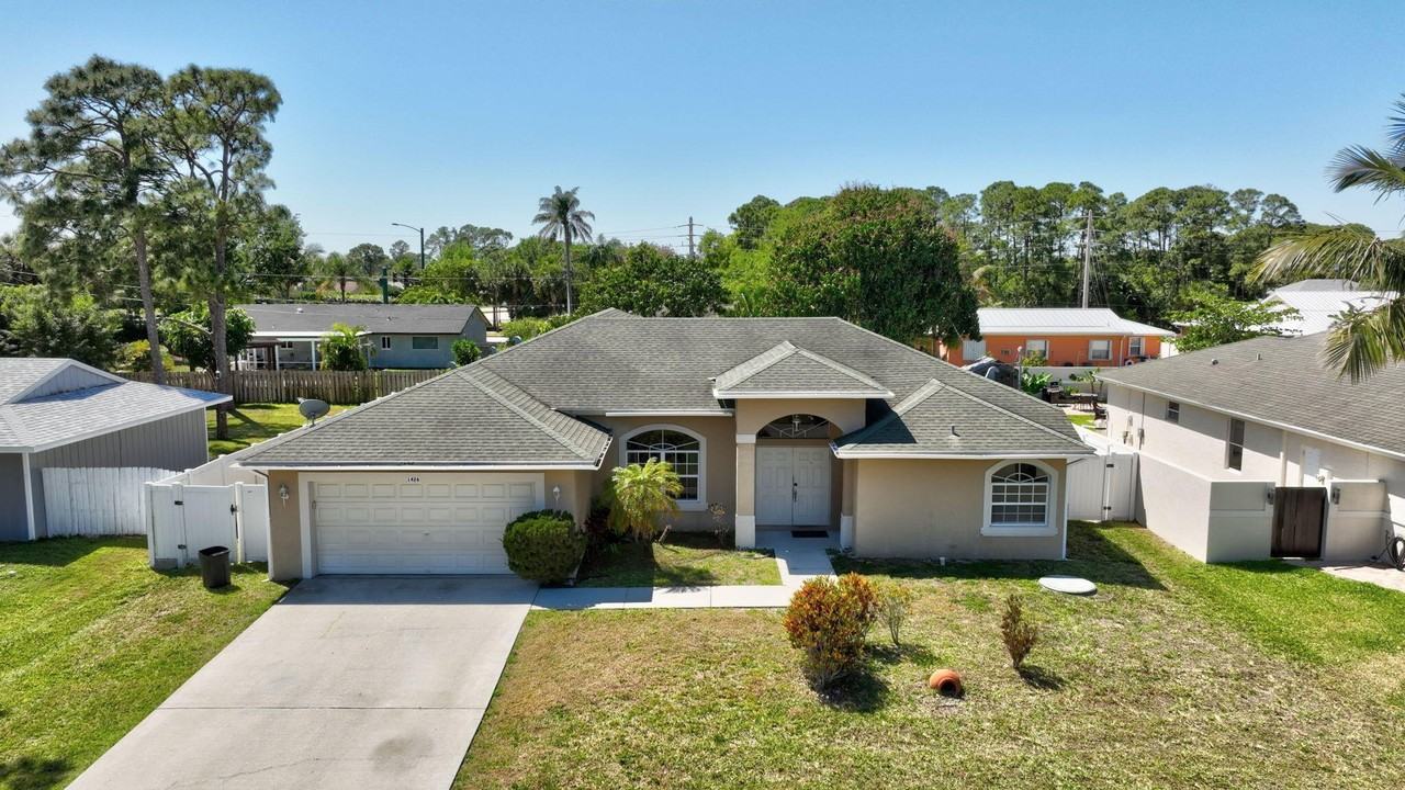 1426 Se Navajo Ln - Photo 2 of 30