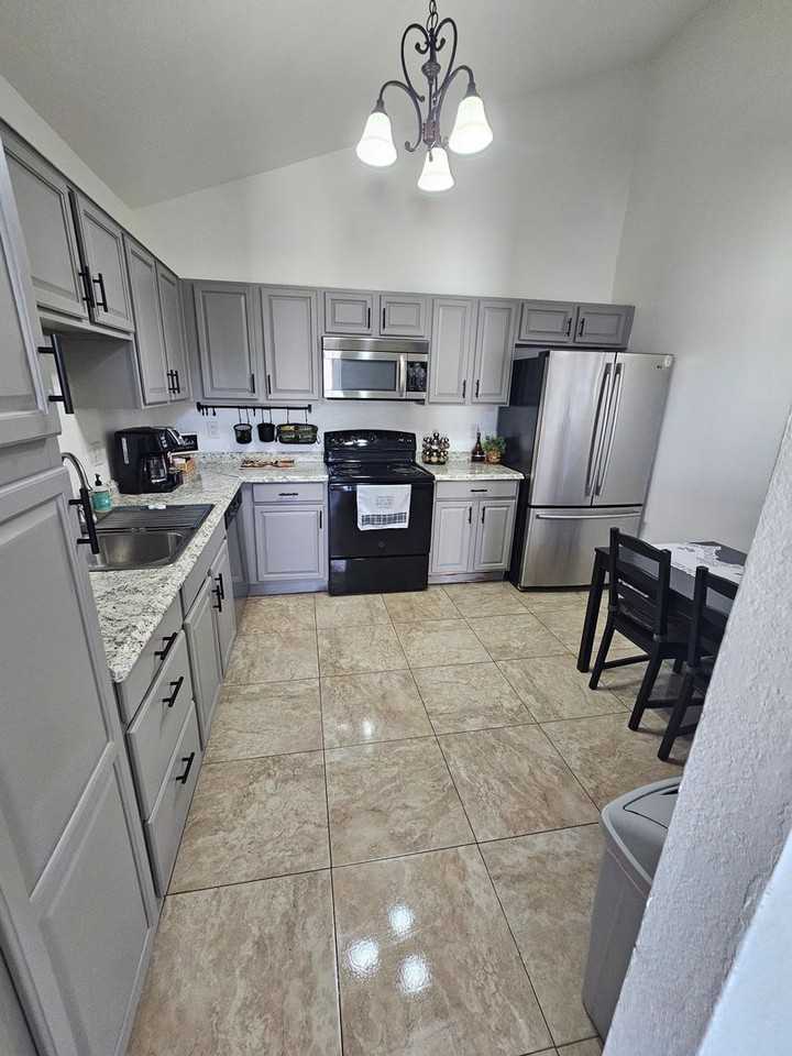 712 N Santa Barbara #1 - Photo 2 of 33