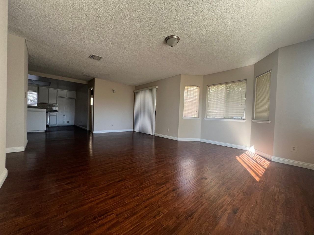 3302 Delta Ave - Photo 4 of 15