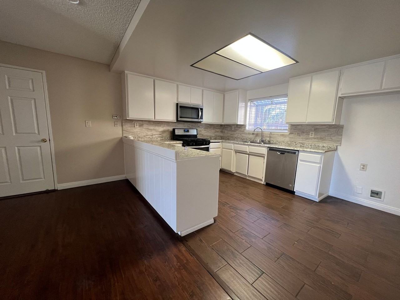 3302 Delta Ave - Photo 5 of 15