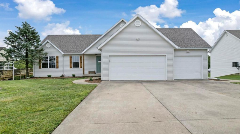 470 Pleasant Lake Dr - Photo 2 of 18