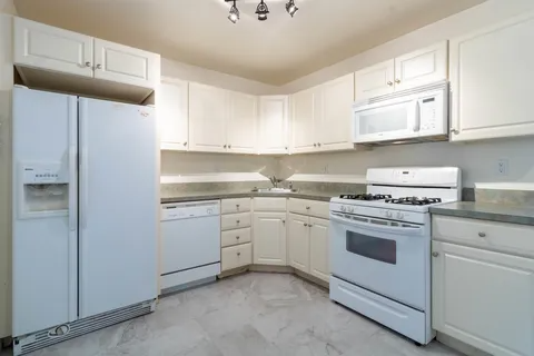 300 Woodbourne Ave - Photo 2 of 6