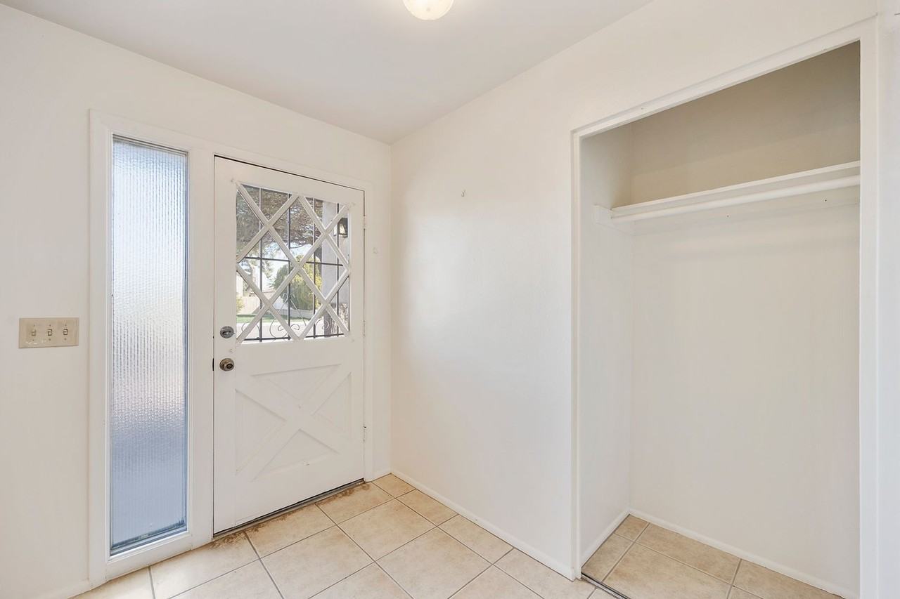 8743 E Berridge Ln - Photo 4 of 32