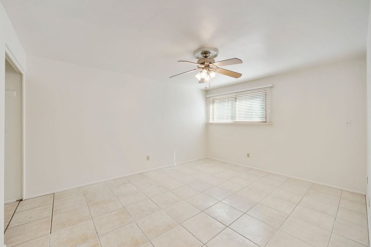 8743 E Berridge Ln - Photo 7 of 32