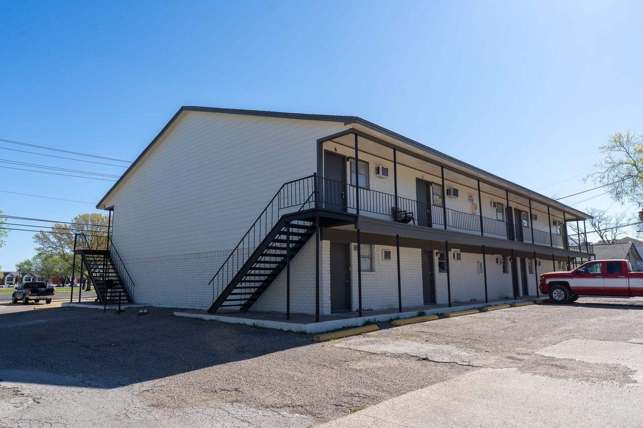 College Park Apartments - Photo 2 of 18