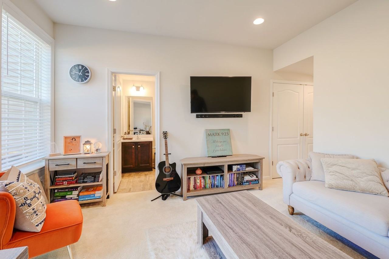 9002 Spruce Tree Ln - Photo 4 of 34