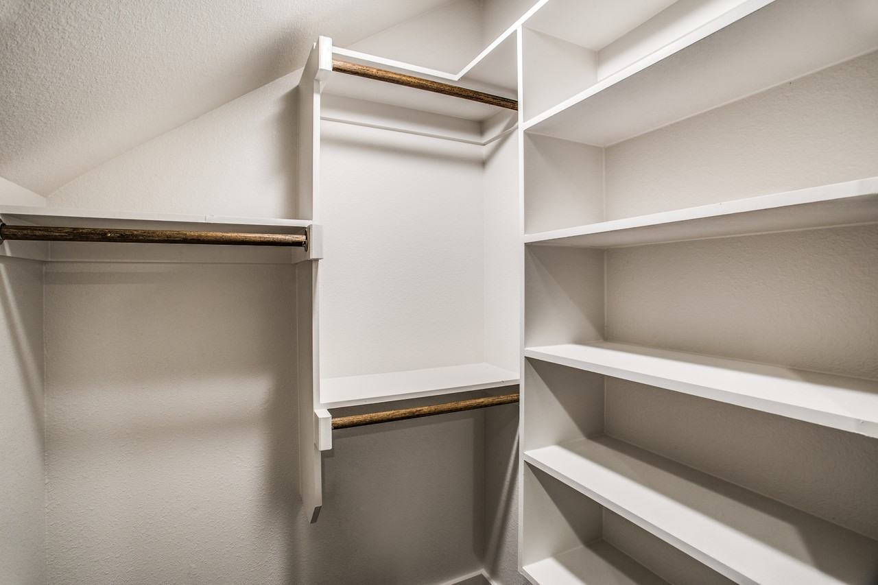 2720 West Devitt Street - Photo 7 of 11