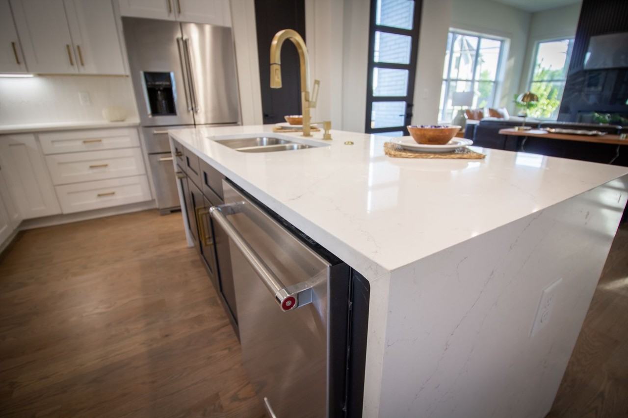 1302 Cass St - Photo 2 of 43