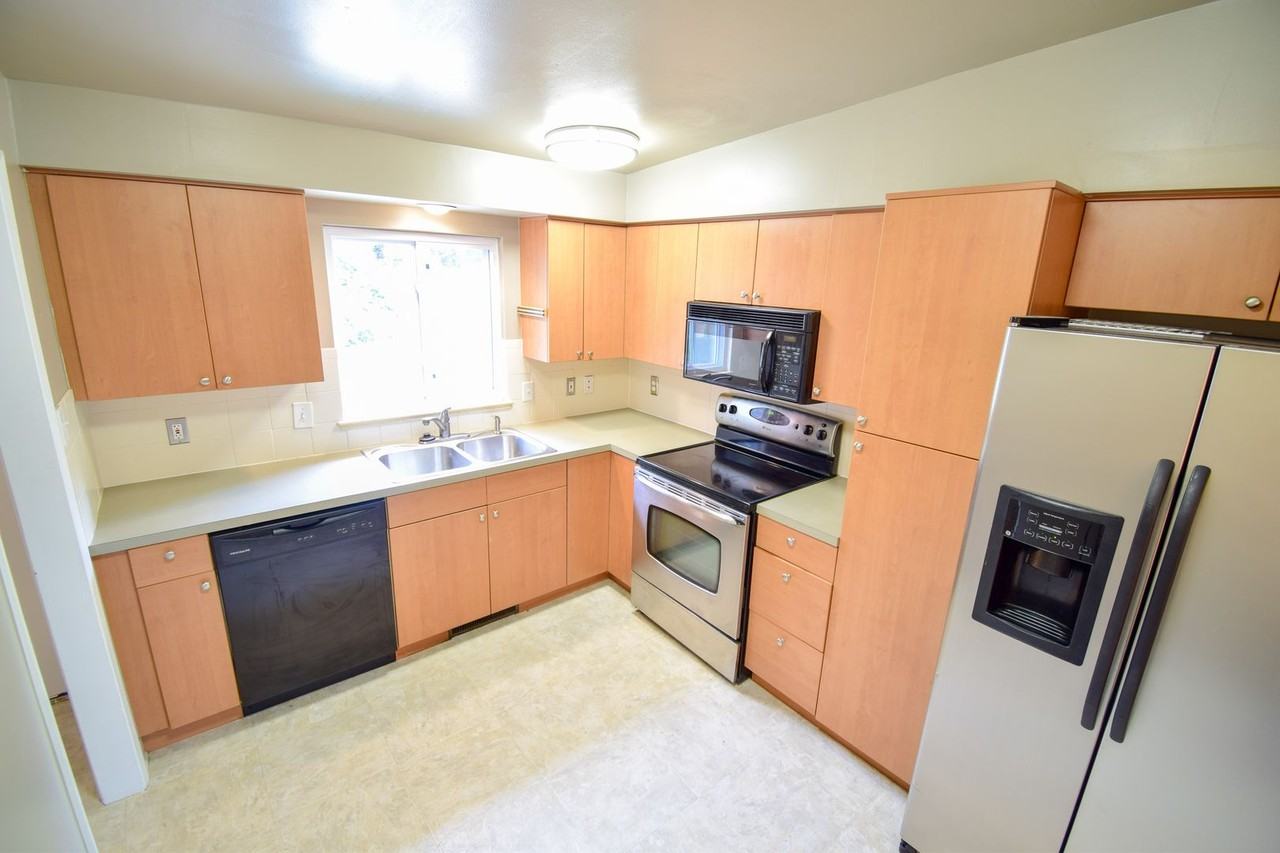 842 Juniper Ln - Photo 3 of 21