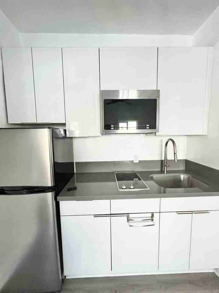 906 Pacific Ave - Photo 5 of 16
