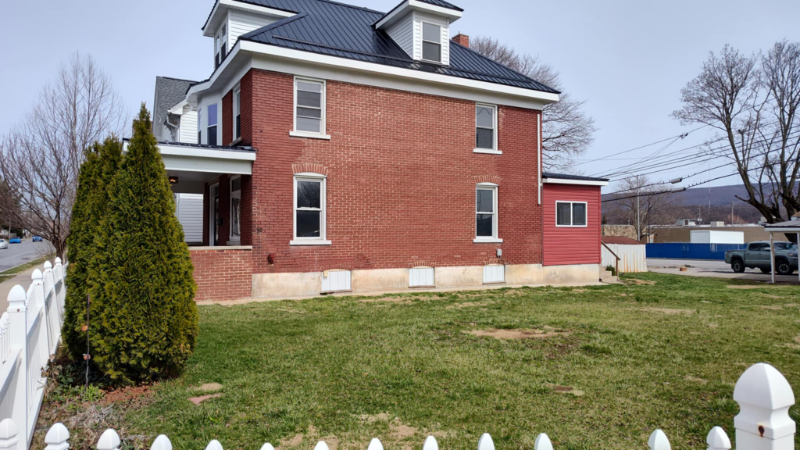 3037 Broad Ave - Photo 2 of 12