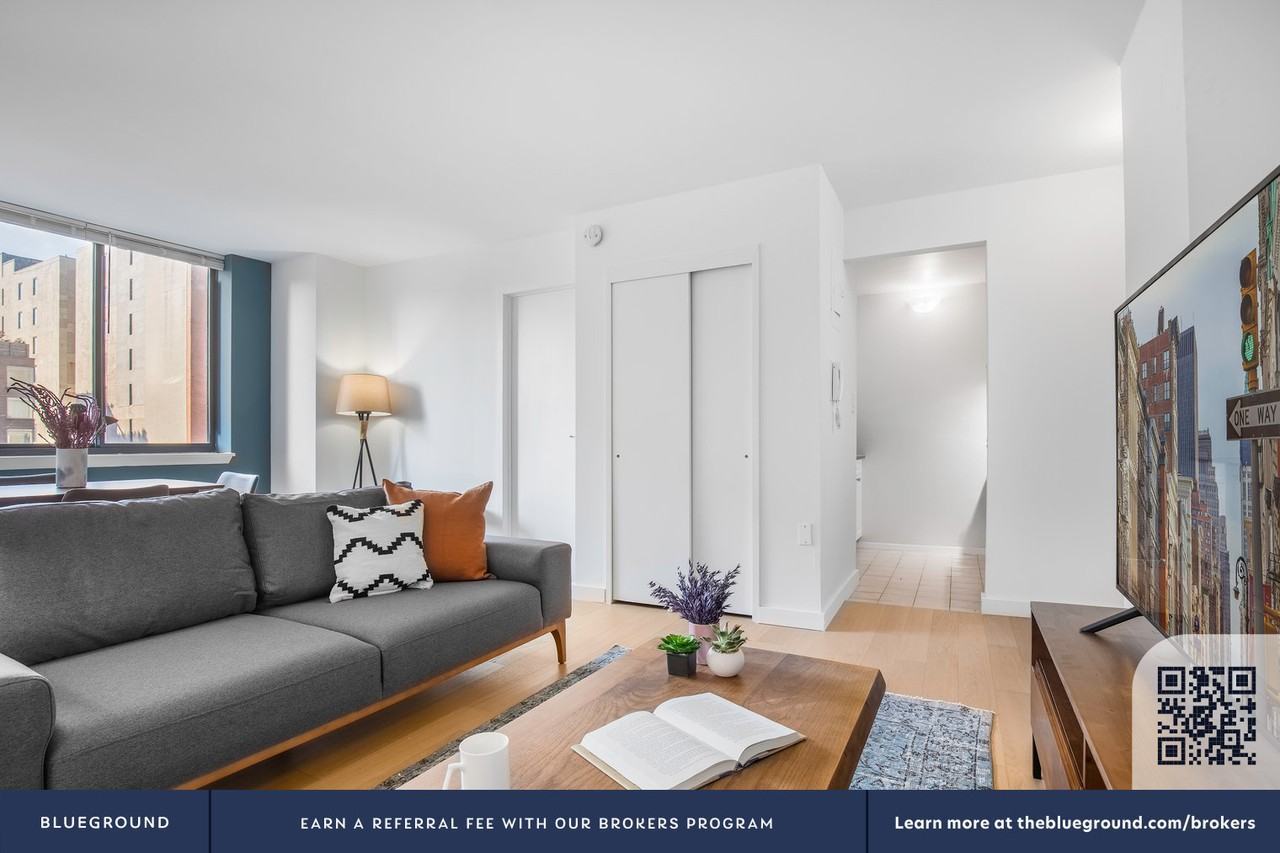 250 W 19th St #210 - Photo 4 of 42