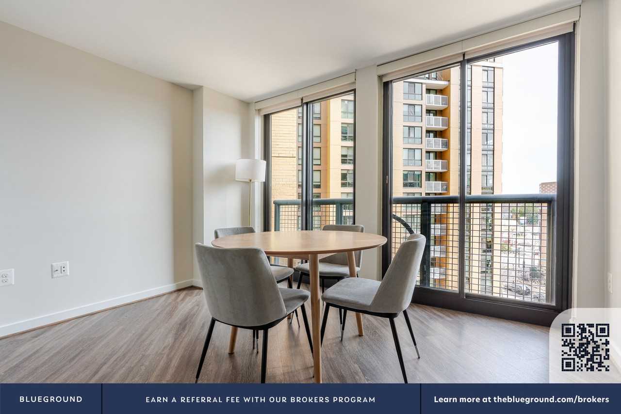 3444 Fairfax Drive - Photo 5 of 38