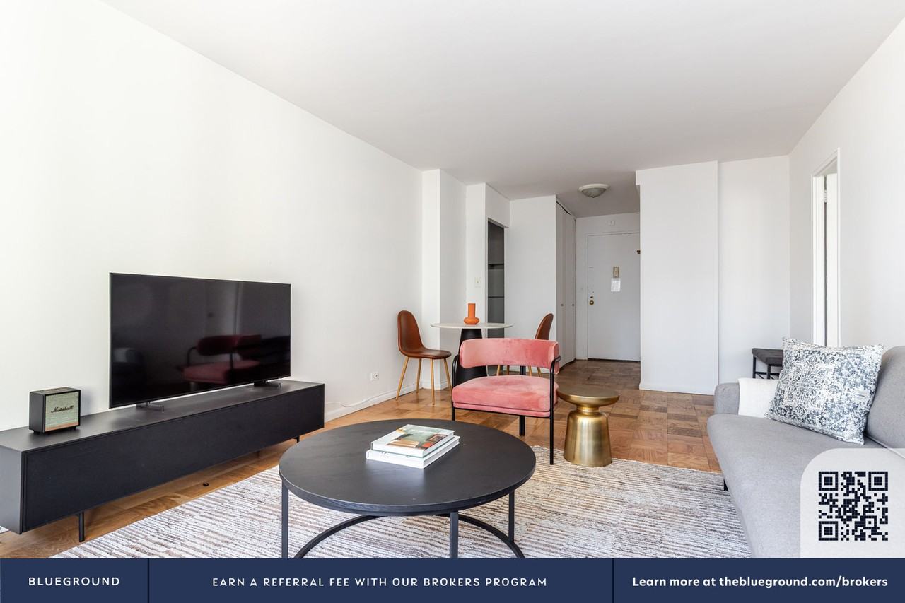 330 East 46th Street - Photo 5 of 22